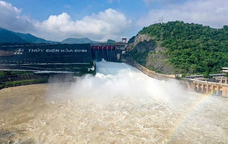 Mở cửa xả đáy hồ thủy điện Hòa Bình từ 11h trưa 20/10