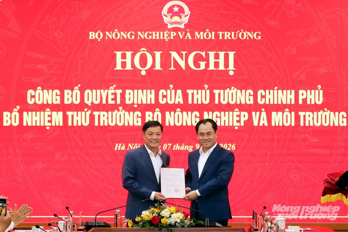 Trao Quyết định của Thủ tướng Chính phủ bổ nhiệm Thứ trưởng Bộ Nông nghiệp và Môi trường Lê Trọng Yên